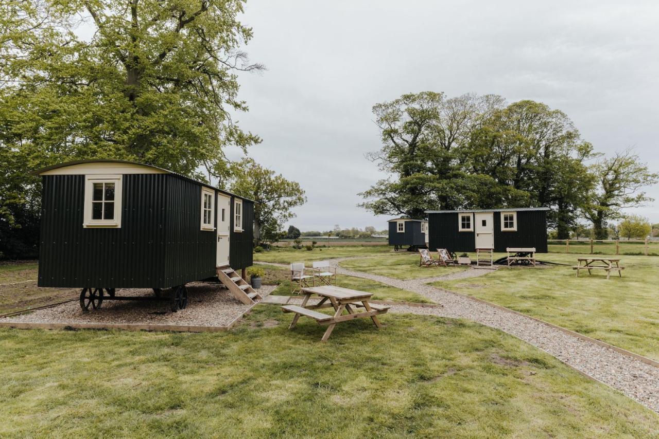 The Shepherds Huts & The Well Lodge At Ormesby Manor Ormesby Saint Michael Εξωτερικό φωτογραφία